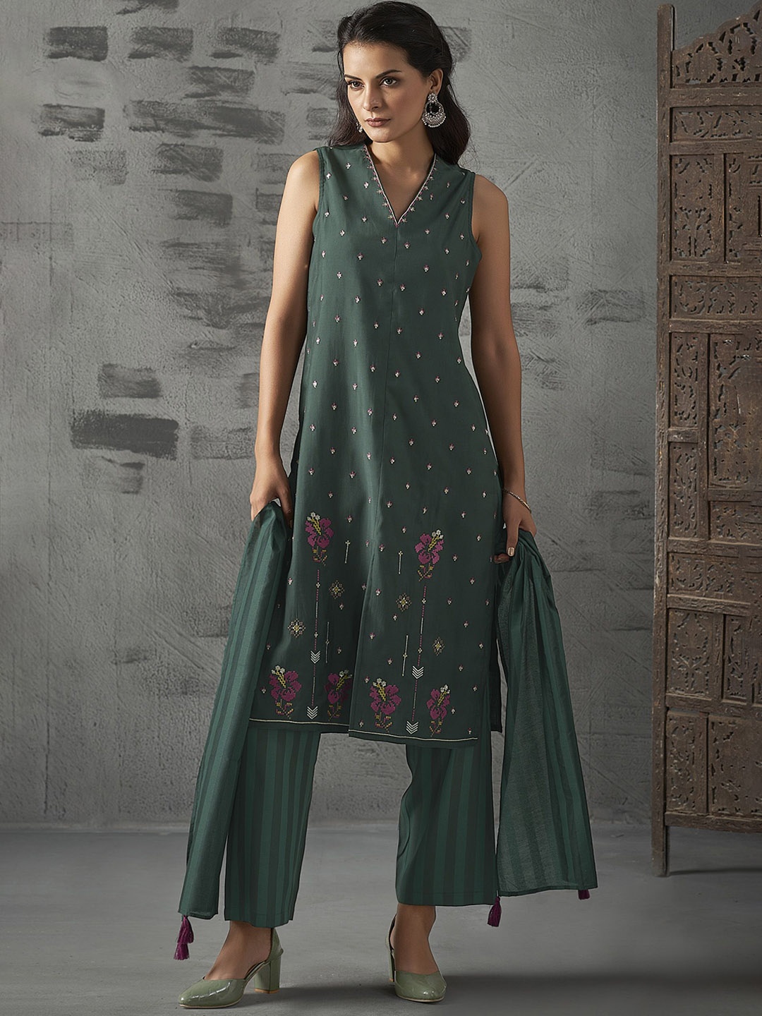 Anouk Floral Embroidered Thread Work Chanderi Silk A-Line Kurta with Trousers & Dupatta, Green
Anouk Floral Embroidered Thread Work Chanderi Silk A-Line Kurta with Trousers & Dupatta, Green