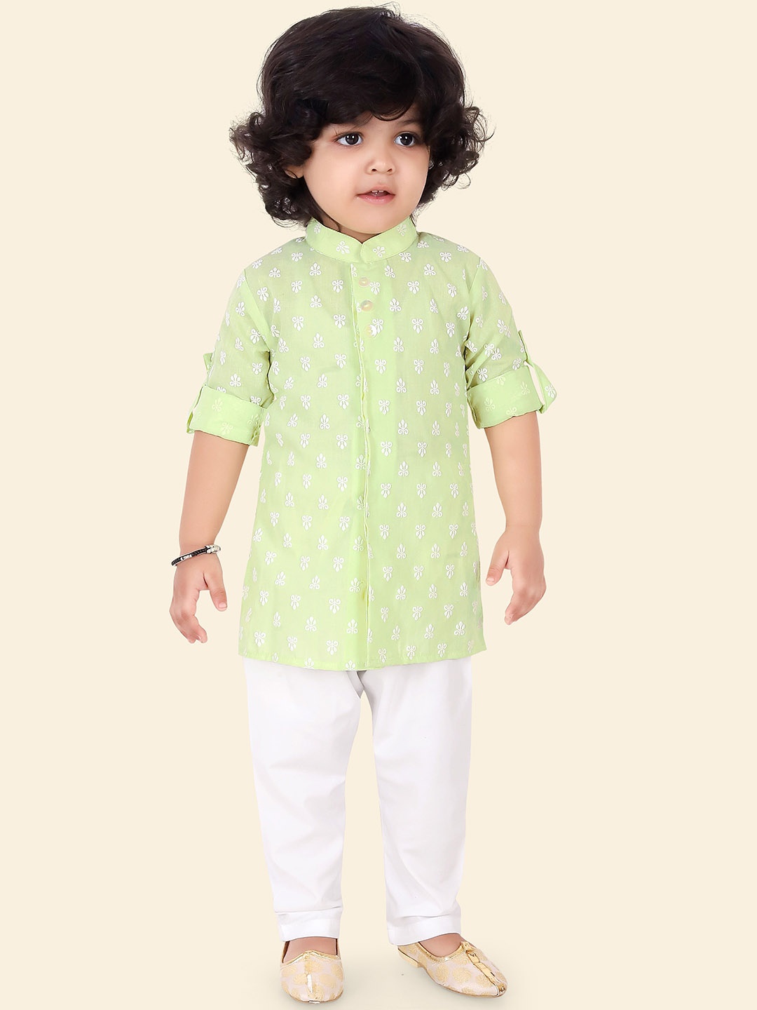 Ethniks Neu-Ron Boys Ethnic Motifs Printed Straight Pure Cotton Kurta with Pyjamas, Green
Ethniks Neu-Ron Boys Ethnic Motifs Printed Straight Pure Cotton Kurta with Pyjamas, Green
