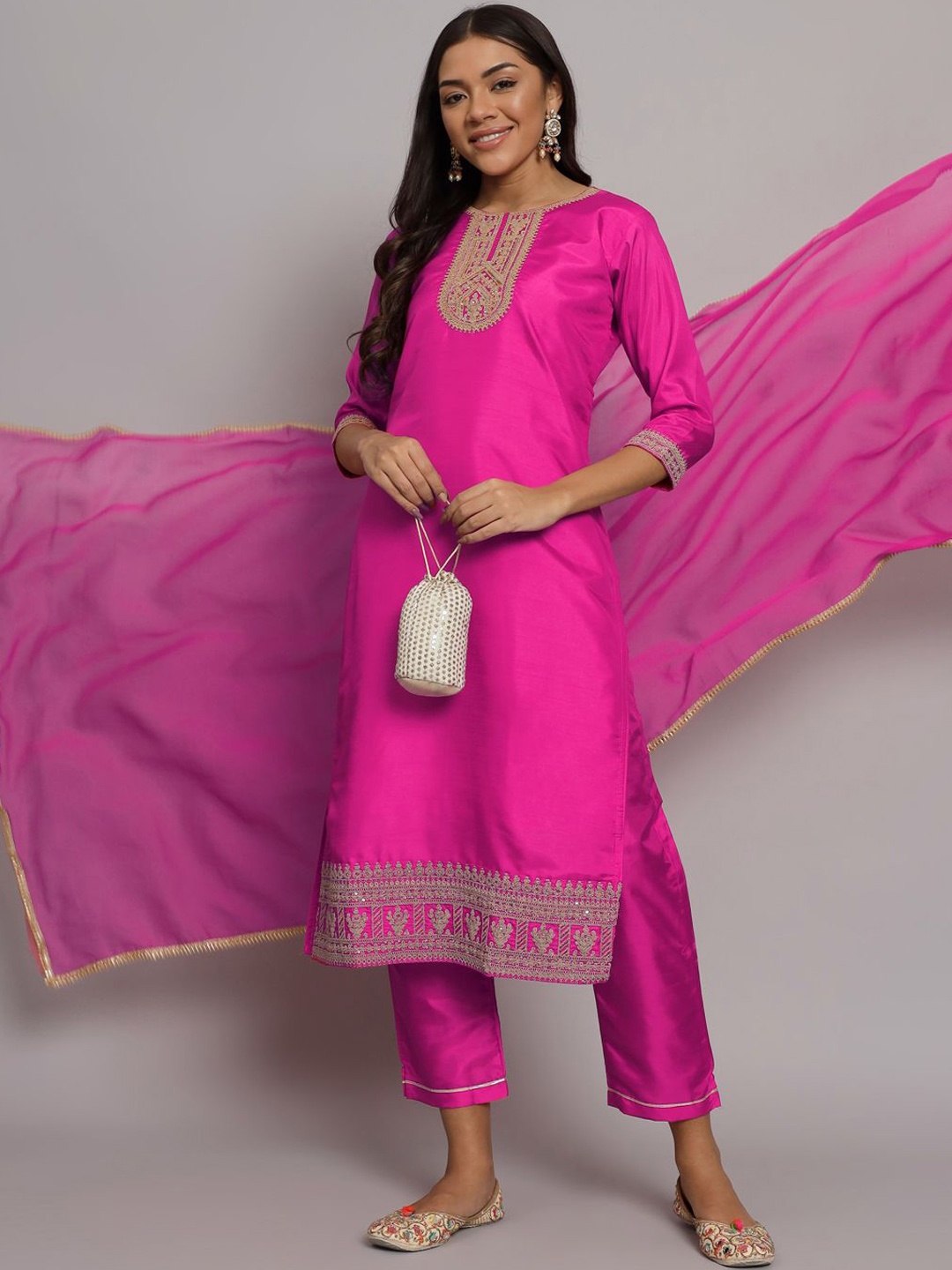 VredeVogel Ethnic Motifs Embroidered Sequinned Straight Kurta & Trousers With Dupatta, Pink
VredeVogel Ethnic Motifs Embroidered Sequinned Straight Kurta & Trousers With Dupatta, Pink