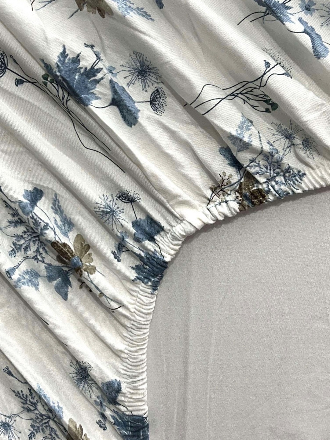 Pure Decor Sapphire Blue & White Printed 380 TC Cotton King Bedsheet with 2 Pillow Covers
Pure Decor Sapphire Blue & White Printed 380 TC Cotton King Bedsheet with 2 Pillow Covers