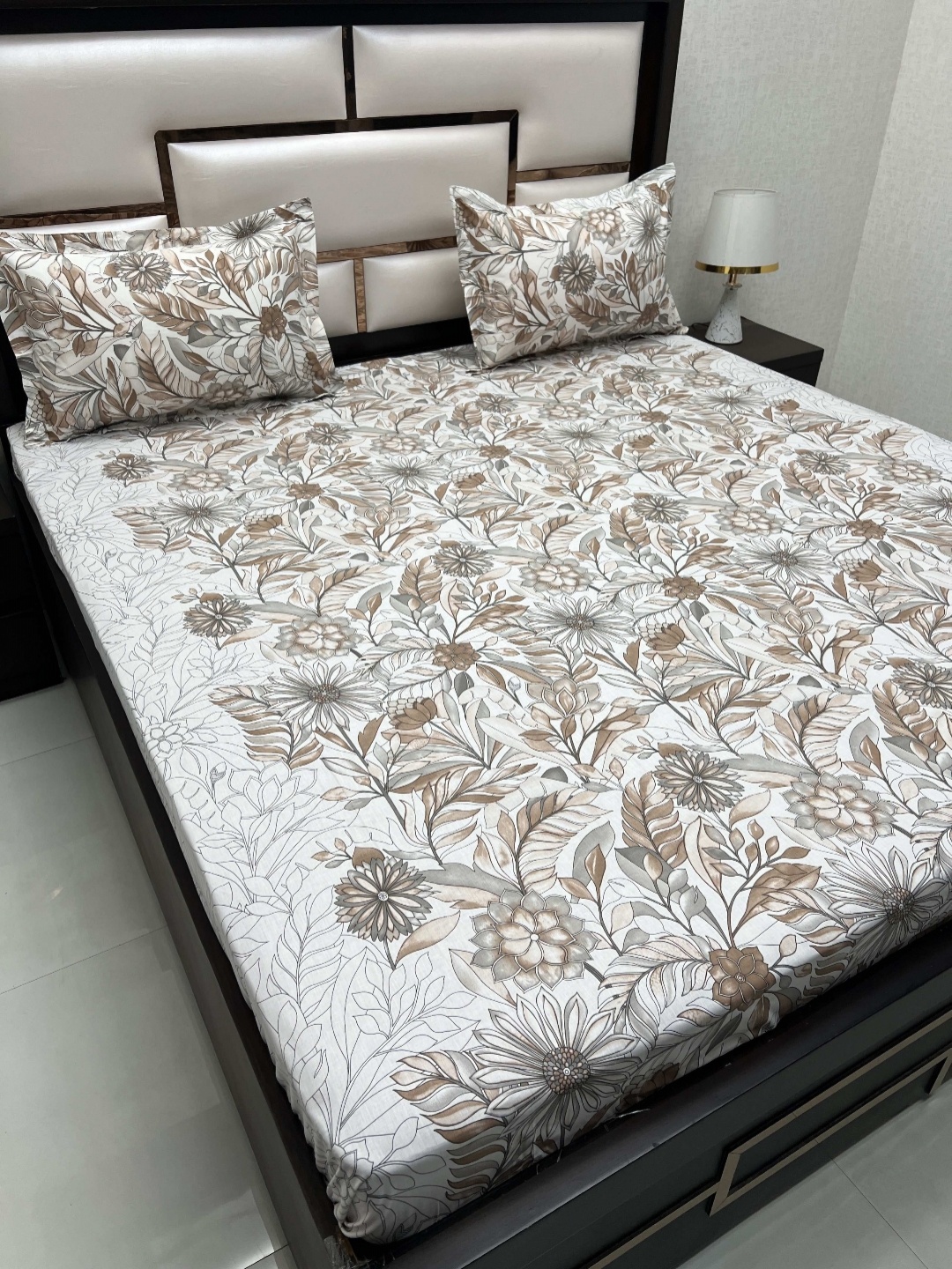 Pure Decor Villa Brown & White Printed 300 TC Cotton King Bedsheet with 2 Pillow Covers
Pure Decor Villa Brown & White Printed 300 TC Cotton King Bedsheet with 2 Pillow Covers