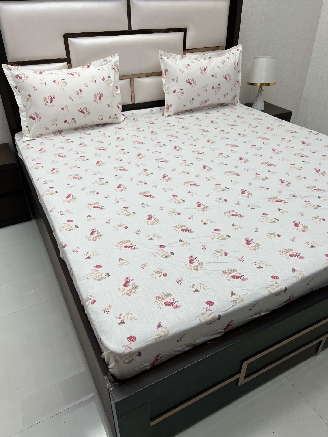 Pure Decor Sapphire White & Pink Printed 380 TC Cotton King Bedsheet with 2 Pillow Covers
Pure Decor Sapphire White & Pink Printed 380 TC Cotton King Bedsheet with 2 Pillow Covers