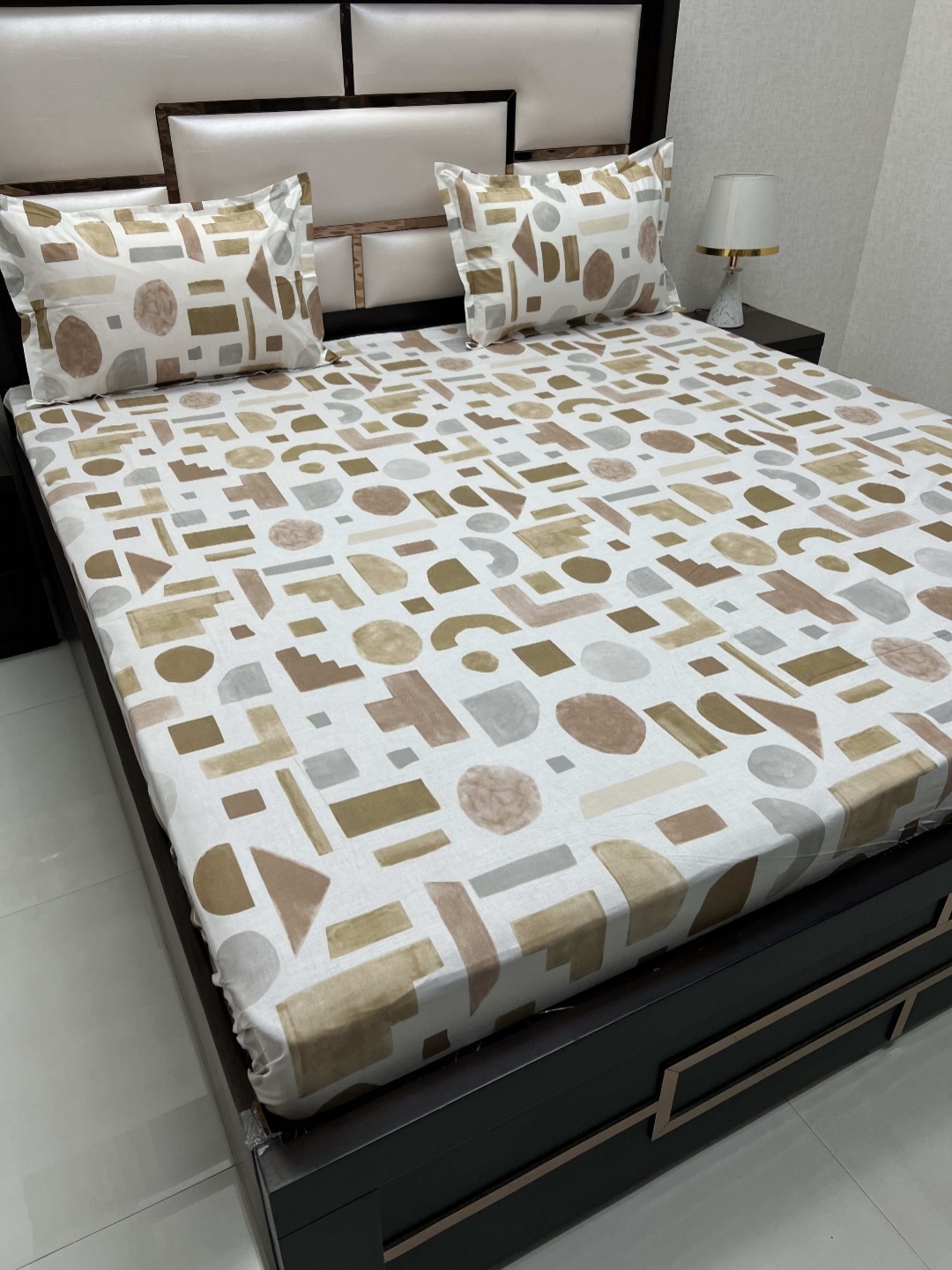 Pure Decor Villa White & Mustard Printed 380 TC Cotton King Bedsheet with 2 Pillow Covers
Pure Decor Villa White & Mustard Printed 380 TC Cotton King Bedsheet with 2 Pillow Covers