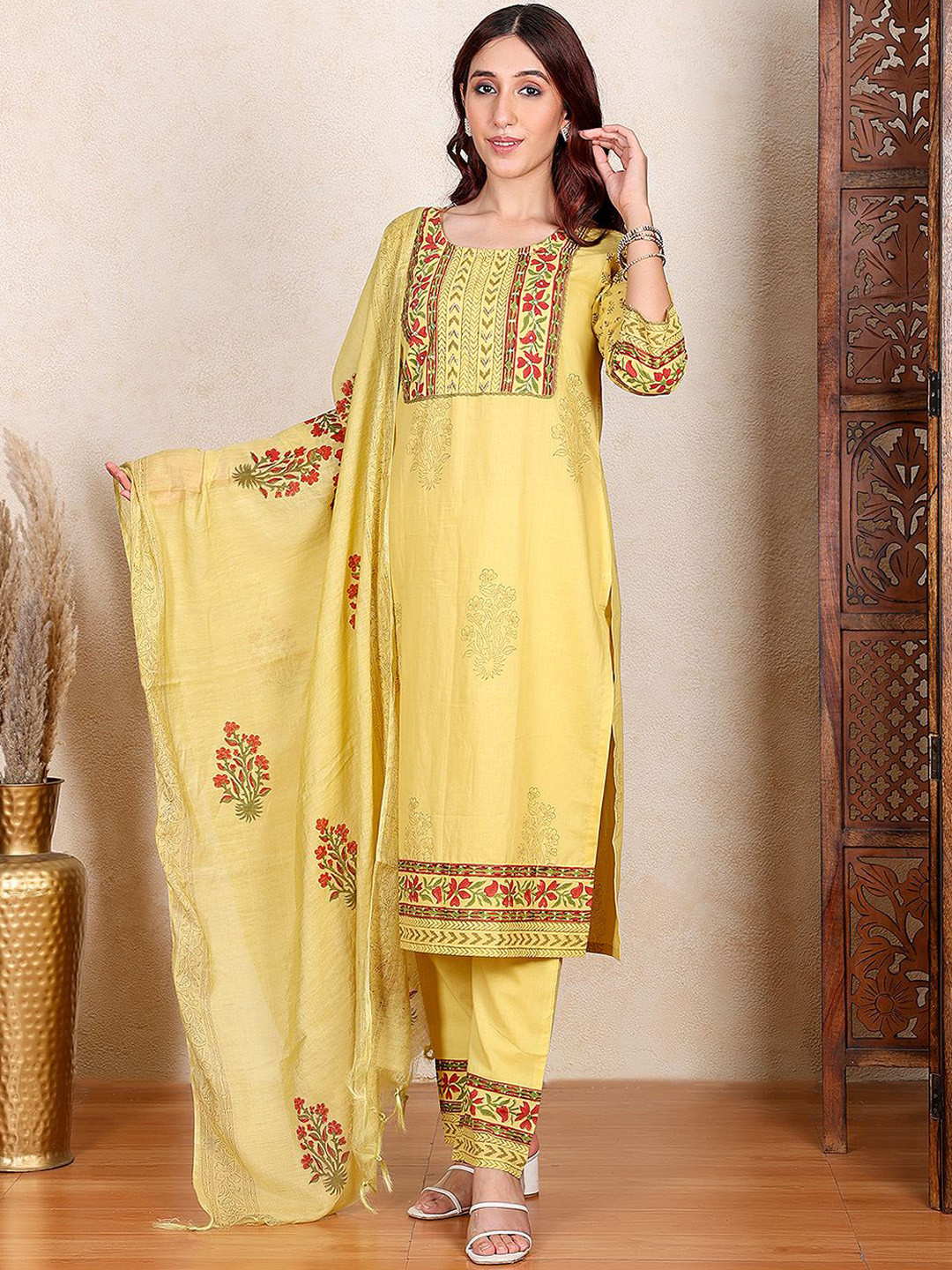 Chowkhat Floral Printed Straight Pure Cotton Sequinned Kurta with Trousers & Dupatta, Yellow
Chowkhat Floral Printed Straight Pure Cotton Sequinned Kurta with Trousers & Dupatta, Yellow