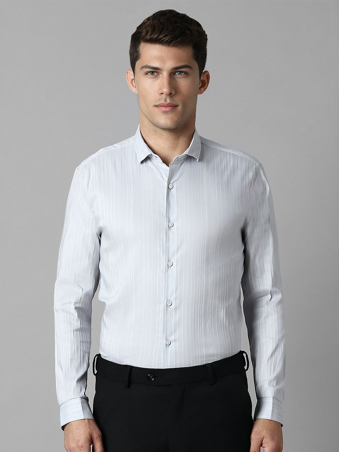 Louis Philippe Sport Men Super Spread Collar Vertical Striped Cotton Slim Fit Formal Shirt, Grey
Louis Philippe Sport Men Super Spread Collar Vertical Striped Cotton Slim Fit Formal Shirt, Grey