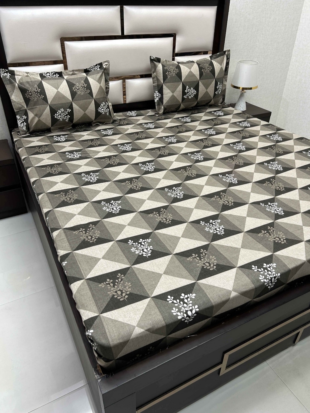 Pure Decor Grey Geometric Printed 250 TC Pure Cotton King Bedsheet with 2 Pillow Covers
Pure Decor Grey Geometric Printed 250 TC Pure Cotton King Bedsheet with 2 Pillow Covers
