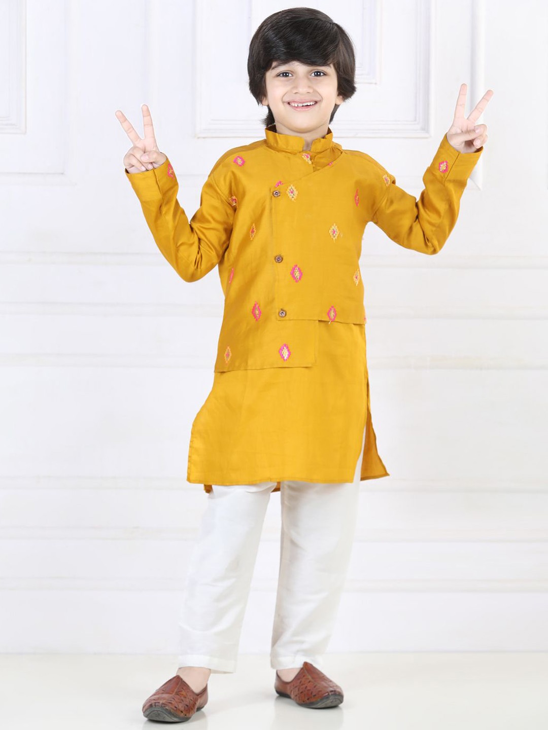 Here&Now X Kinder Kids Boys Geometric embroidered Pure Cotton Kurta with Pyjamas, Yellow
Here&Now X Kinder Kids Boys Geometric embroidered Pure Cotton Kurta with Pyjamas, Yellow