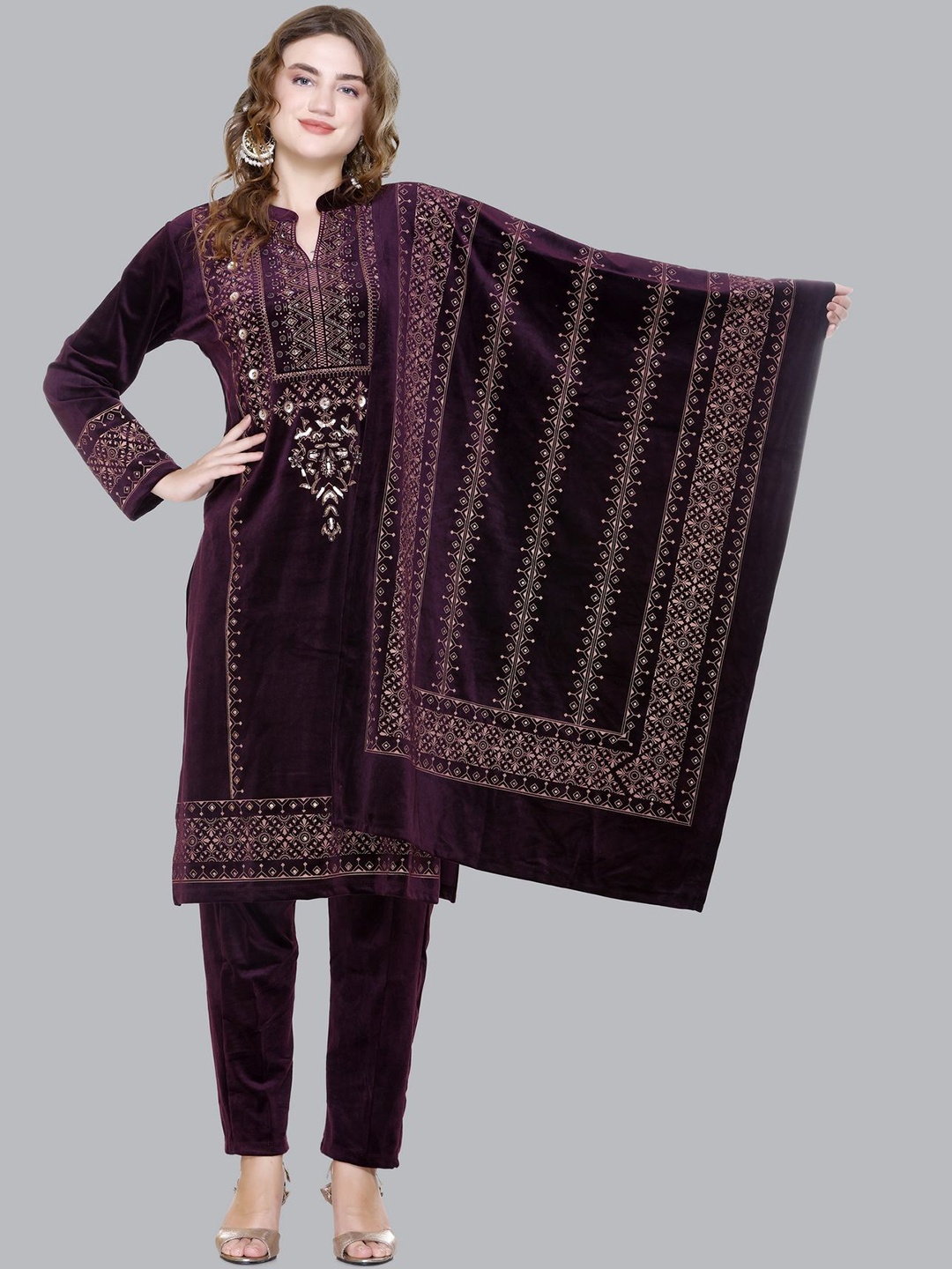 Pampara Ethnic Motifs Printed Beads and Stone Velvet Kurta with Trousers & Dupatta, Maroon
Pampara Ethnic Motifs Printed Beads and Stone Velvet Kurta with Trousers & Dupatta, Maroon