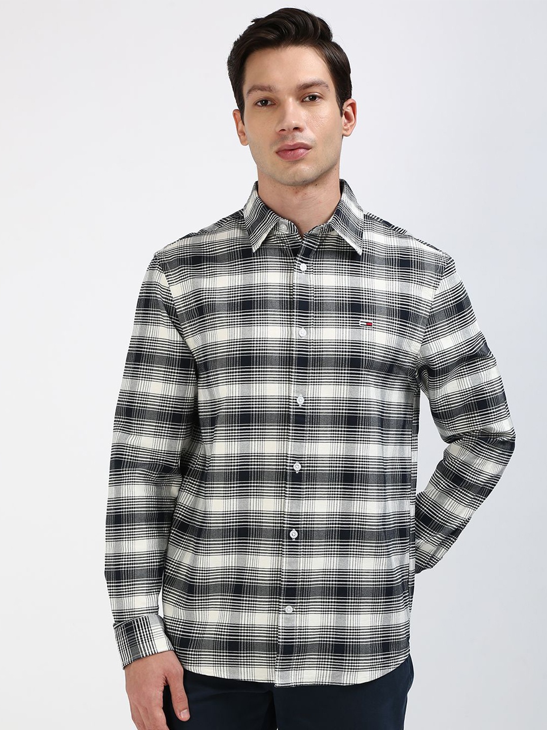 Tommy Hilfiger Men Classic Spread Collar Tartan Checked Cotton Casual Shirt, Navy blue
Tommy Hilfiger Men Classic Spread Collar Tartan Checked Cotton Casual Shirt, Navy blue