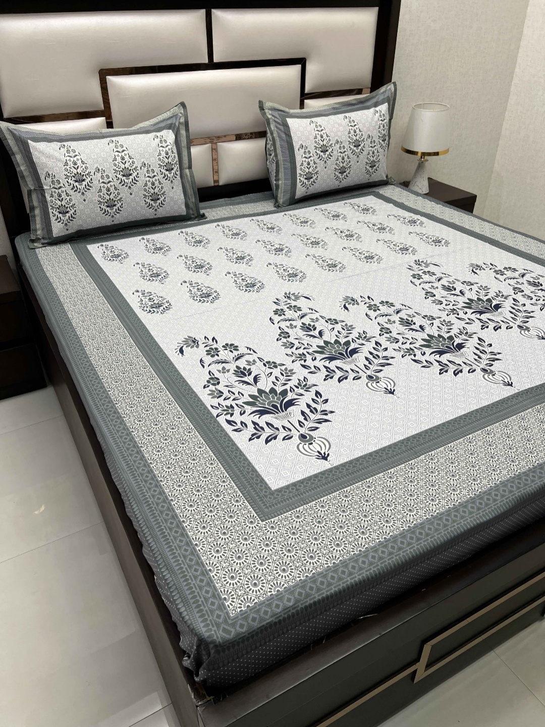 Pure Decor Lifestyle White Printed Pure Cotton 350 TC King Bedsheet Set 2.75 m x 2.73 m
Pure Decor Lifestyle White Printed Pure Cotton 350 TC King Bedsheet Set 2.75 m x 2.73 m
