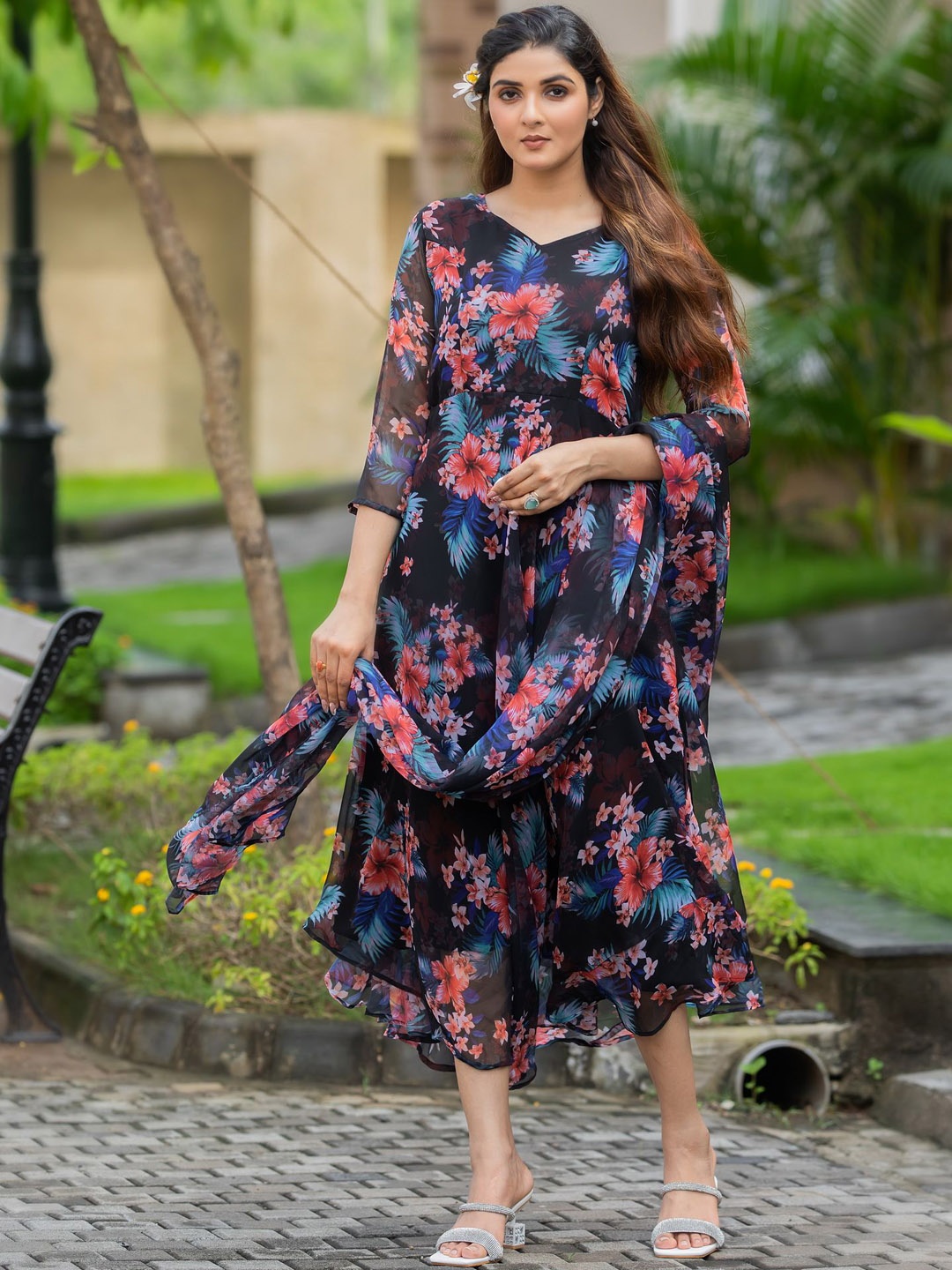 Ekta Textiles Floral Printed V-Neck High-Low Fox Georgette Anarkali Ethnic Dress & Dupatta, Black
Ekta Textiles Floral Printed V-Neck High-Low Fox Georgette Anarkali Ethnic Dress & Dupatta, Black