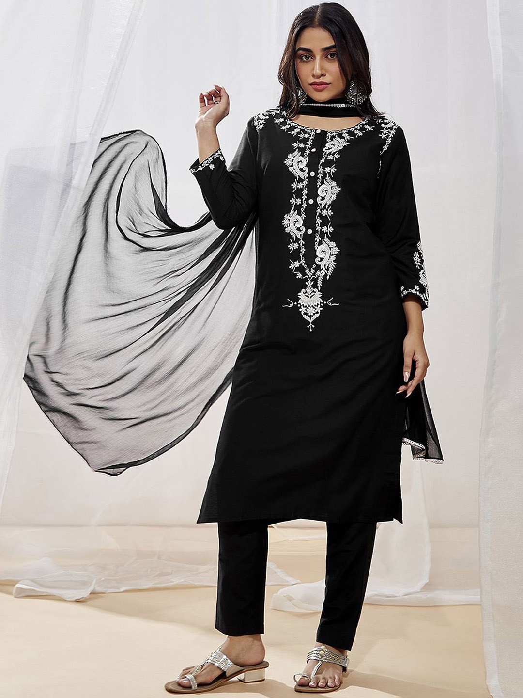 VASTRAMAY Floral Yoke Design Regular Thread Work Kurta With Pyjamas & Dupatta, Black
VASTRAMAY Floral Yoke Design Regular Thread Work Kurta With Pyjamas & Dupatta, Black