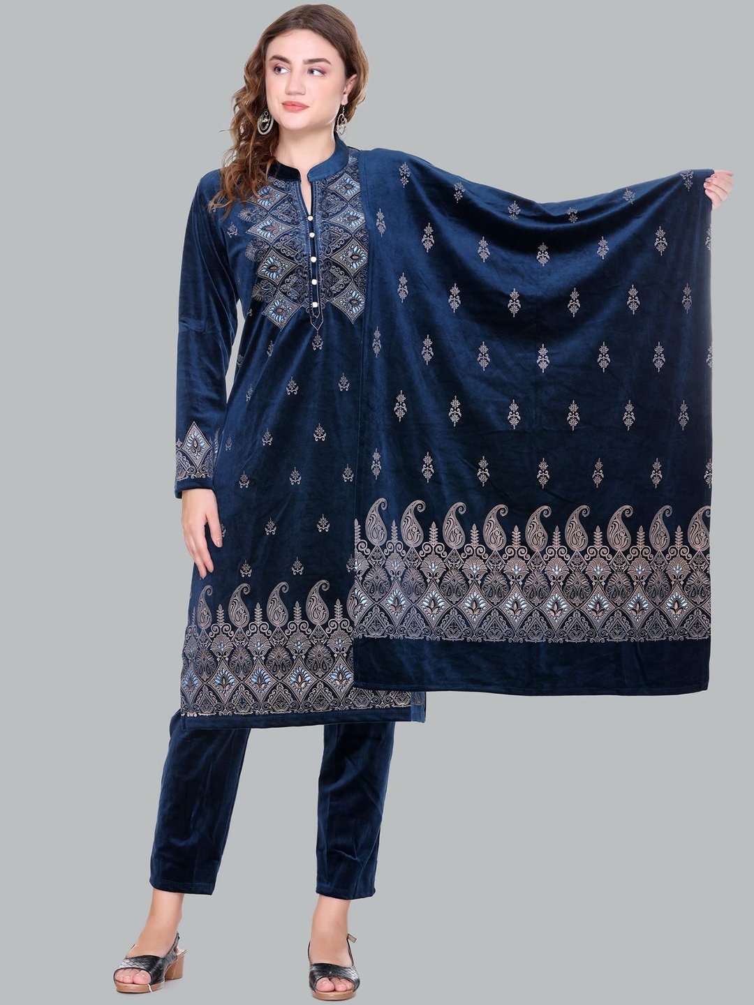 Pampara Ethnic Motifs Printed Beads and Stone Velvet Kurta with Trousers & Dupatta, Navy blue
Pampara Ethnic Motifs Printed Beads and Stone Velvet Kurta with Trousers & Dupatta, Navy blue