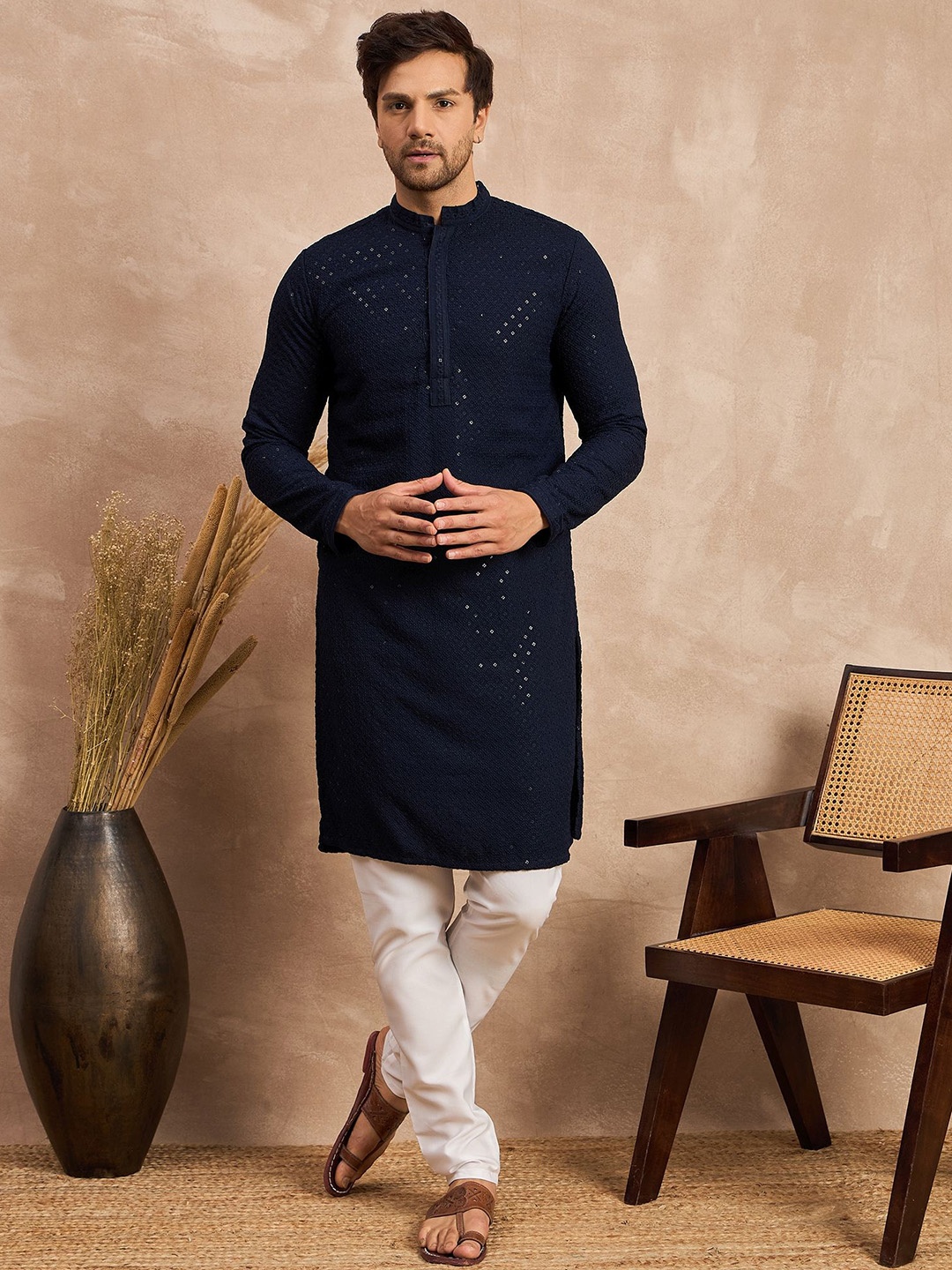 House of Pataudi Floral Embroidered Sequinned Mandarin Collar Straight Kurta, Navy blue
House of Pataudi Floral Embroidered Sequinned Mandarin Collar Straight Kurta, Navy blue