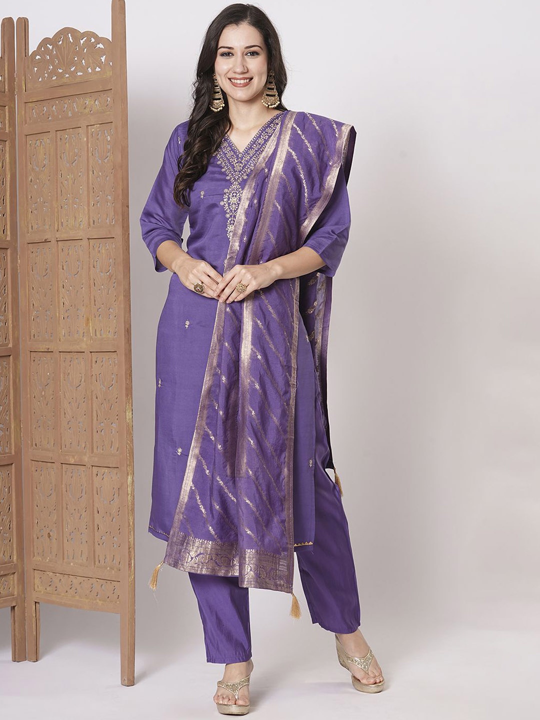 KAYOMMI Floral Embroidered Silk Crepe Straight Kurta with Trousers & With Dupatta, Purple
KAYOMMI Floral Embroidered Silk Crepe Straight Kurta with Trousers & With Dupatta, Purple