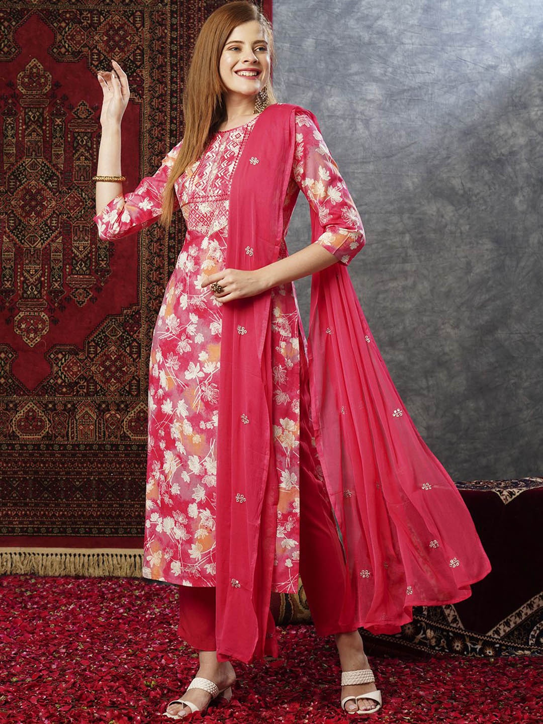 GoSriKi Floral Printed Regular Sequinned Straight Kurta with Trousers & Dupatta, Pink
GoSriKi Floral Printed Regular Sequinned Straight Kurta with Trousers & Dupatta, Pink