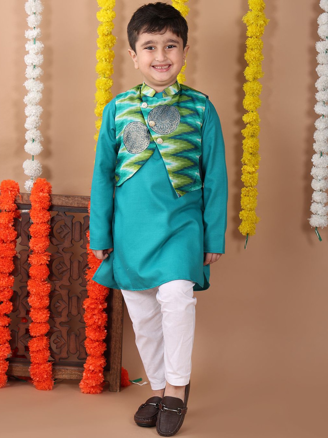 Here&Now X Kinder Kids Boys Printed Regular Pure Cotton Kurta with Pyjamas & jacket, Green
Here&Now X Kinder Kids Boys Printed Regular Pure Cotton Kurta with Pyjamas & jacket, Green