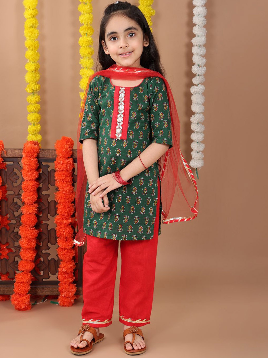 Here&Now X Kinder Kids Girls Floral Printed Regular Pure Cotton Kurta with Pyjamas & With Dupatta, Green
Here&Now X Kinder Kids Girls Floral Printed Regular Pure Cotton Kurta with Pyjamas & With Dupatta, Green
