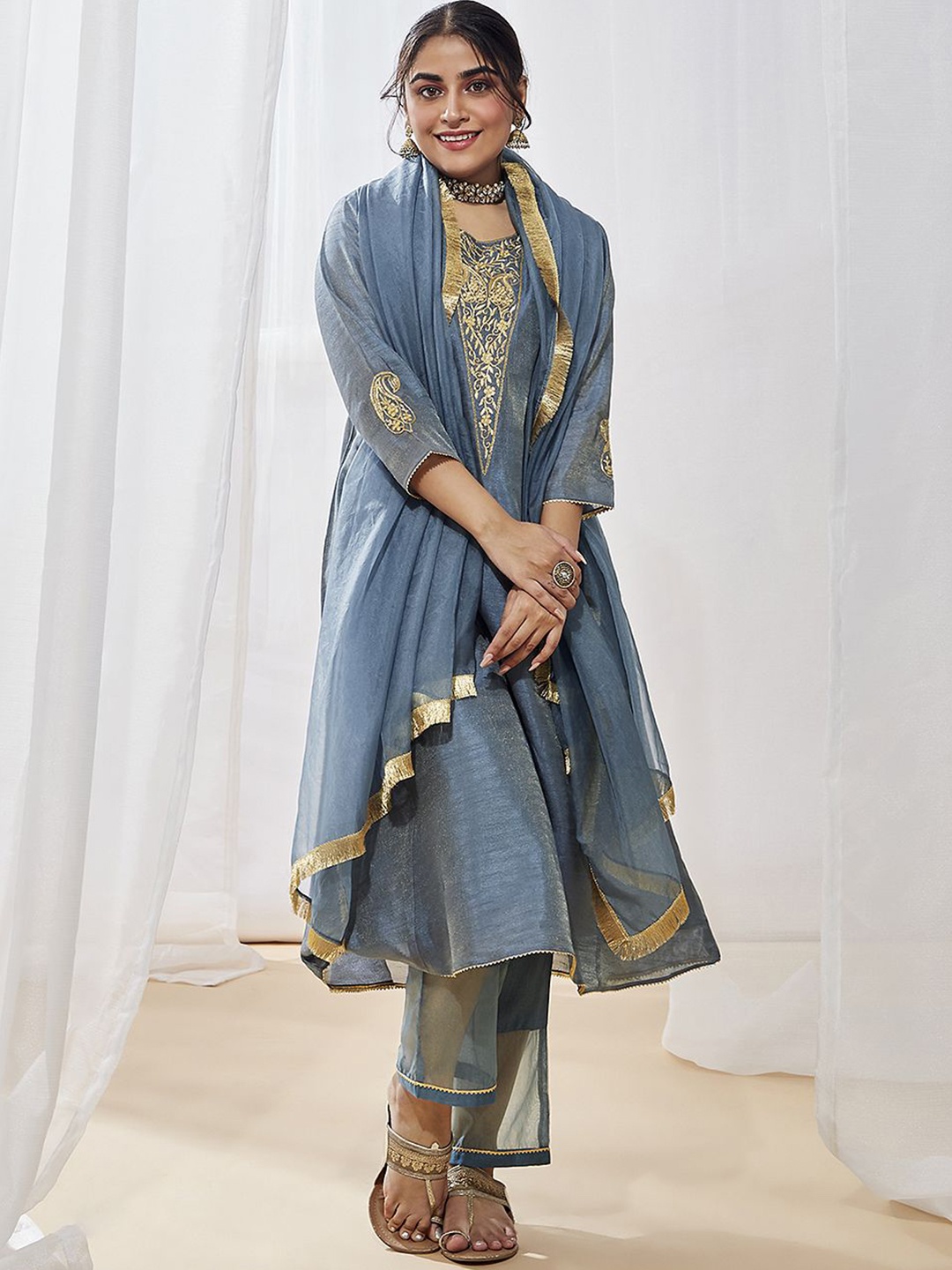 VASTRAMAY Floral Yoke Design Panelled Gotta Patti Kurta With Pyjamas & Dupatta, Grey
VASTRAMAY Floral Yoke Design Panelled Gotta Patti Kurta With Pyjamas & Dupatta, Grey