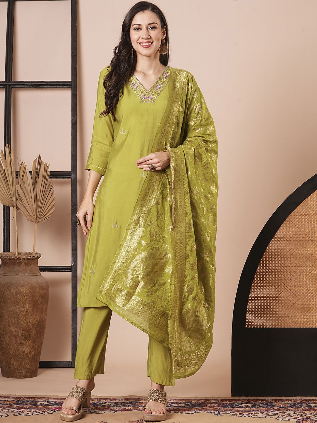 KAYOMMI Floral Embroidered Chanderi Silk Straight Kurta with Trousers & With Dupatta, Yellow
KAYOMMI Floral Embroidered Chanderi Silk Straight Kurta with Trousers & With Dupatta, Yellow
