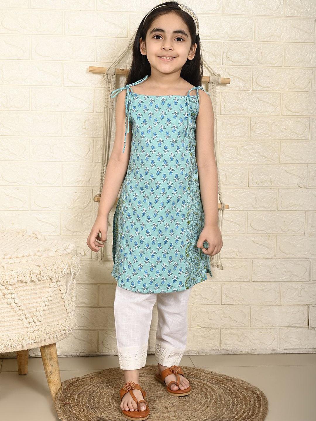 Here&Now X Kinder Kids Girls Floral Printed Shoulder Straps Neck Pure Cotton Kurta Set, Blue
Here&Now X Kinder Kids Girls Floral Printed Shoulder Straps Neck Pure Cotton Kurta Set, Blue