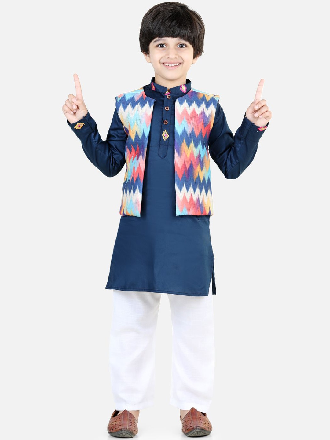 Here&Now X Kinder Kids Boys Pure Cotton Kurta With Trousers & Nehru jacket, Blue
Here&Now X Kinder Kids Boys Pure Cotton Kurta With Trousers & Nehru jacket, Blue