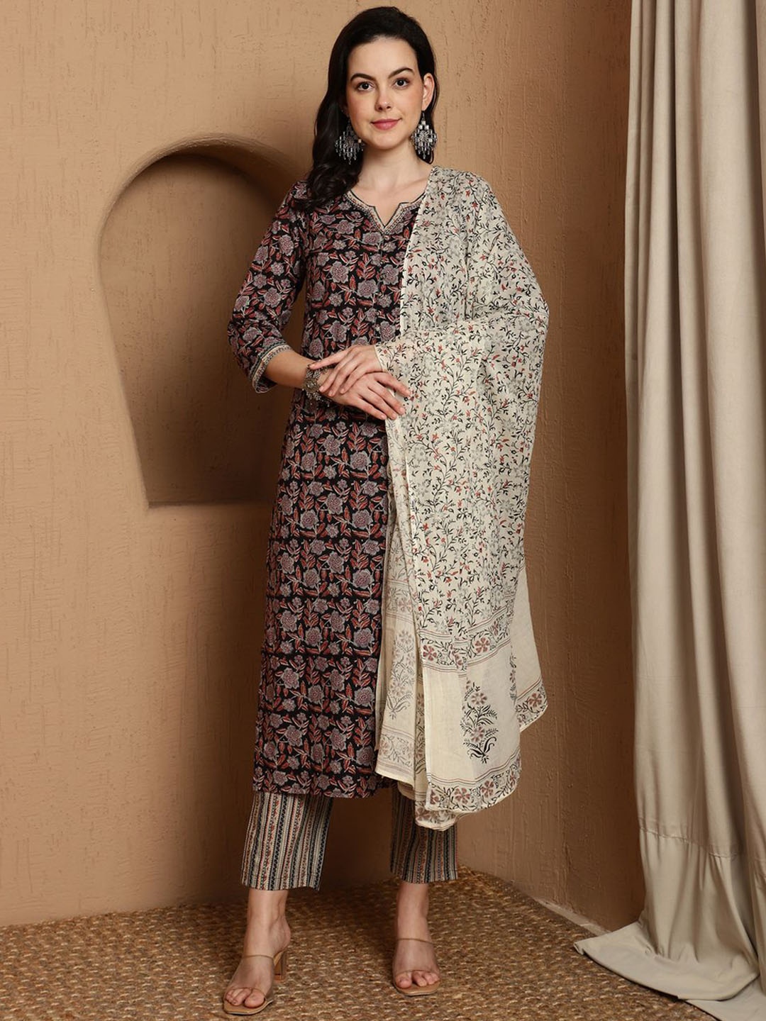 BANDIA Women Floral Printed Regular Sequinned Pure Cotton Kurta with Trousers & Dupatta, Black
BANDIA Women Floral Printed Regular Sequinned Pure Cotton Kurta with Trousers & Dupatta, Black