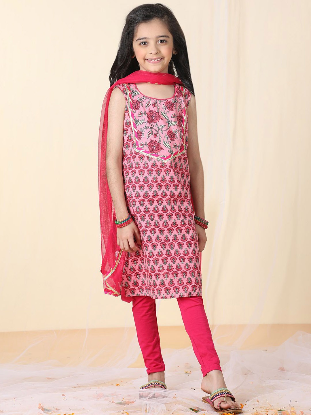 Here&Now X Kinder Kids Girls Floral Printed Pure Cotton Kurta & Leggings With Dupatta, Pink
Here&Now X Kinder Kids Girls Floral Printed Pure Cotton Kurta & Leggings With Dupatta, Pink