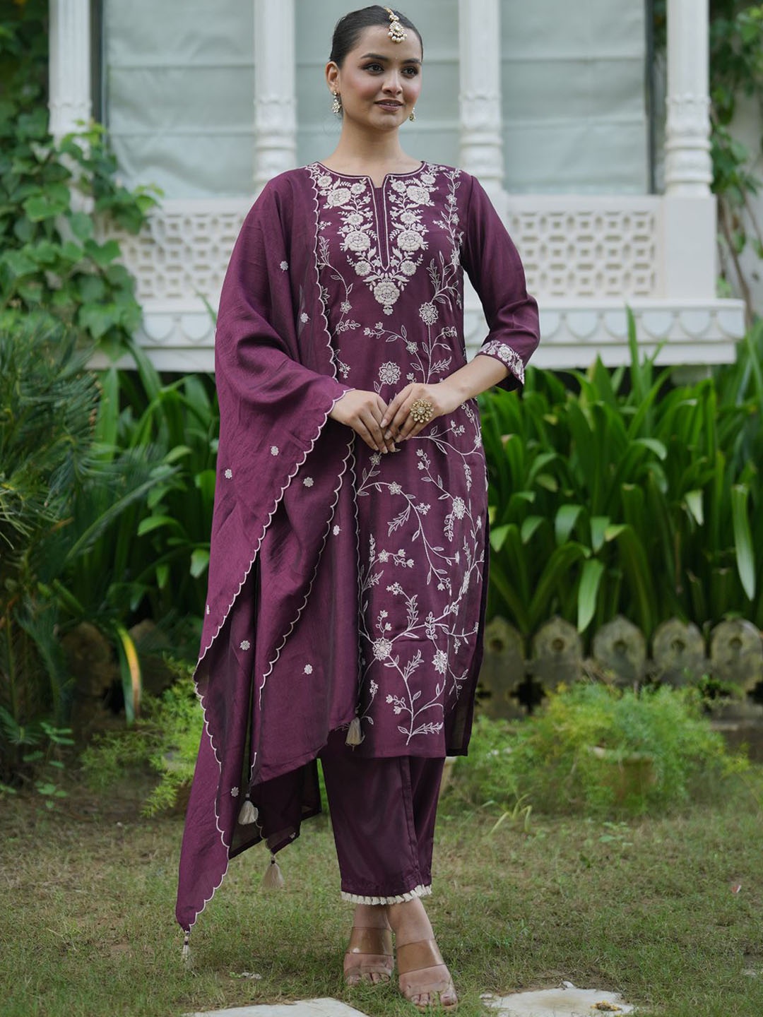Indo Era Women Floral Embroidered Regular Thread Work Kurta with Trousers With Dupatta, Burgundy
Indo Era Women Floral Embroidered Regular Thread Work Kurta with Trousers With Dupatta, Burgundy