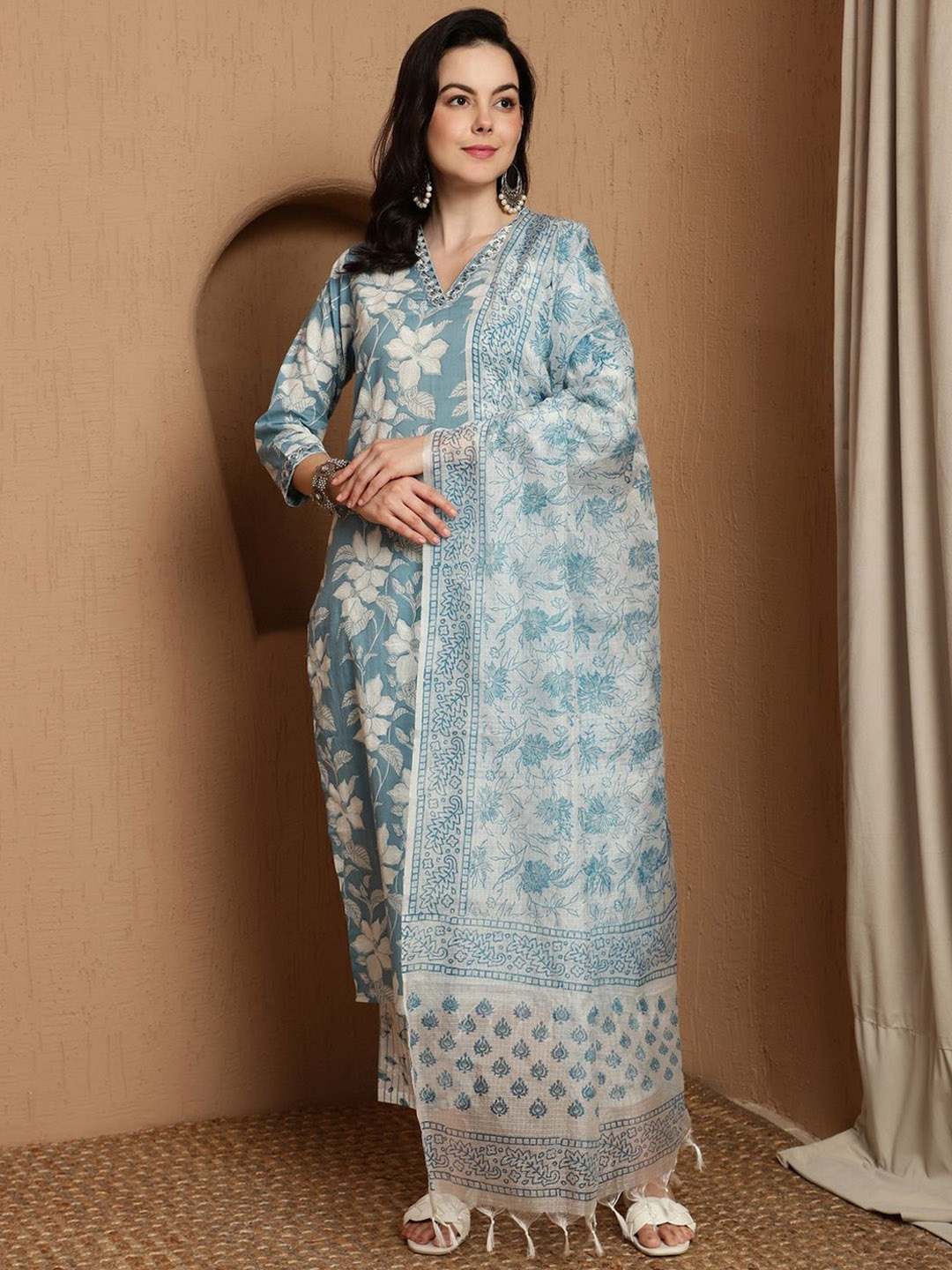 BANDIA Women Floral Printed Regular Sequinned Pure Cotton Kurta with Trousers & Dupatta, Blue
BANDIA Women Floral Printed Regular Sequinned Pure Cotton Kurta with Trousers & Dupatta, Blue