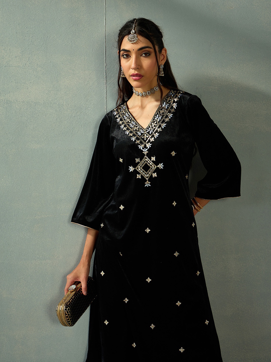 Shae by SASSAFRAS Women Embroidered Gotta Patti Grandeur & Majestic Artwork Velvet Kurta, Black
Shae by SASSAFRAS Women Embroidered Gotta Patti Grandeur & Majestic Artwork Velvet Kurta, Black