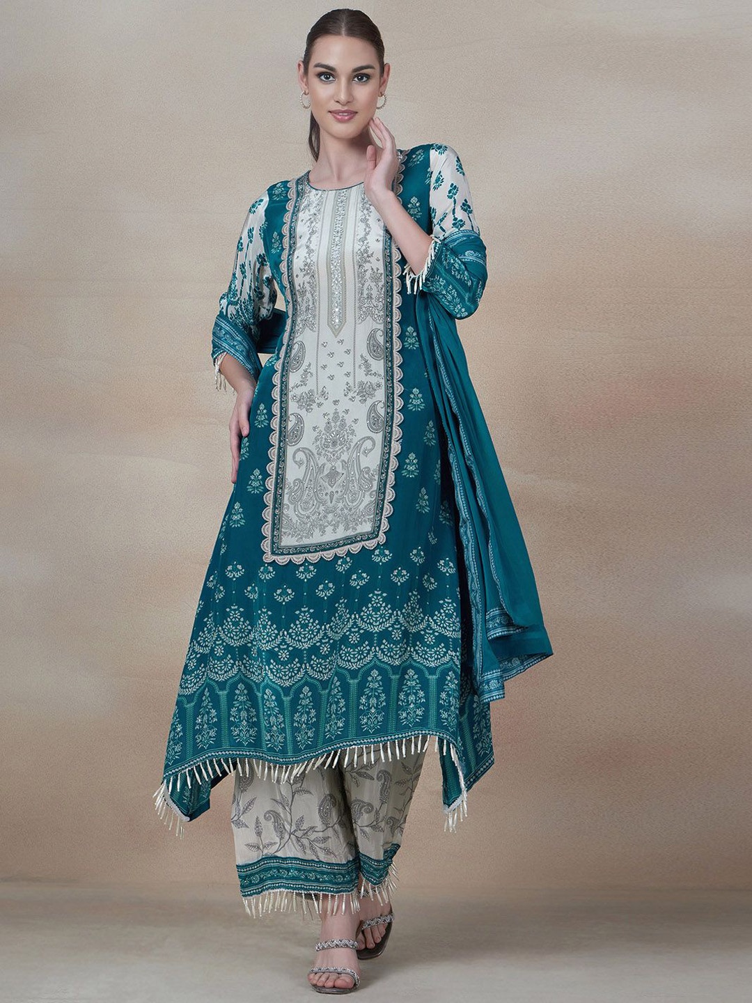 Rang by Indya Women Ethnic Motifs Printed Regular Thread Work Kurta with Trousers & With Dupatta, Green
Rang by Indya Women Ethnic Motifs Printed Regular Thread Work Kurta with Trousers & With Dupatta, Green