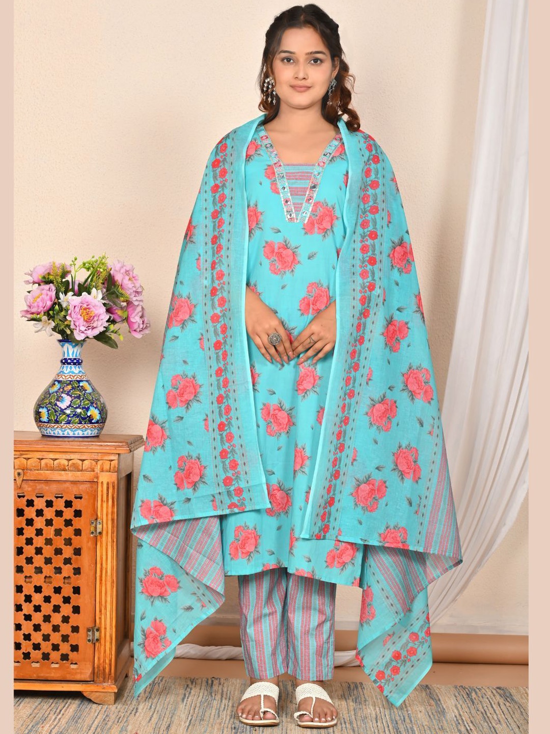 Moktika Women Floral Printed Regular Pure Cotton Kurta with Trousers & Dupatta, Turquoise blue
Moktika Women Floral Printed Regular Pure Cotton Kurta with Trousers & Dupatta, Turquoise blue