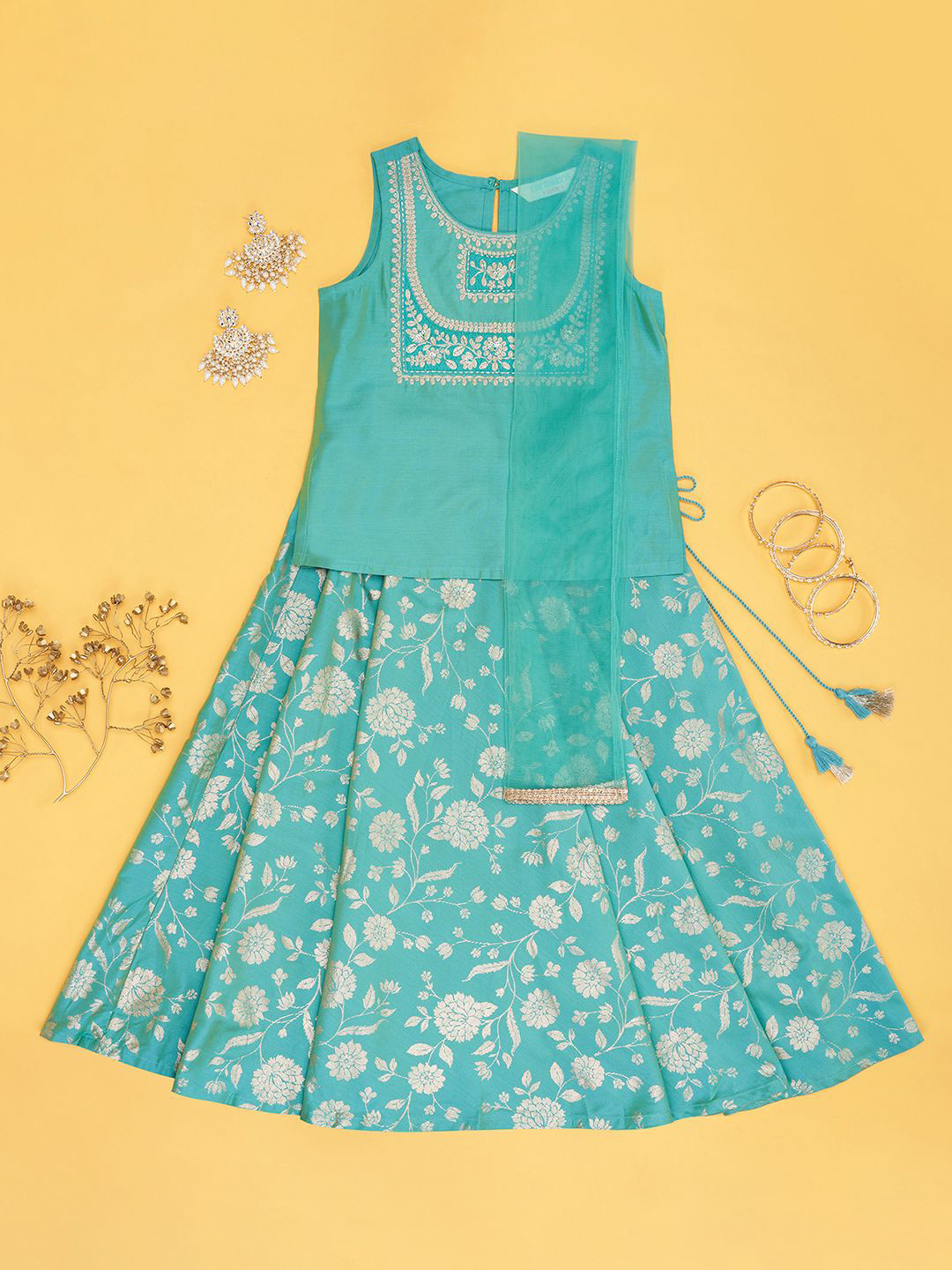 AKKRITI BY PANTALOONS Girls Embroidered Sequinned Ready to Wear Lehenga & Blouse With Dupatta, Green
AKKRITI BY PANTALOONS Girls Embroidered Sequinned Ready to Wear Lehenga & Blouse With Dupatta, Green