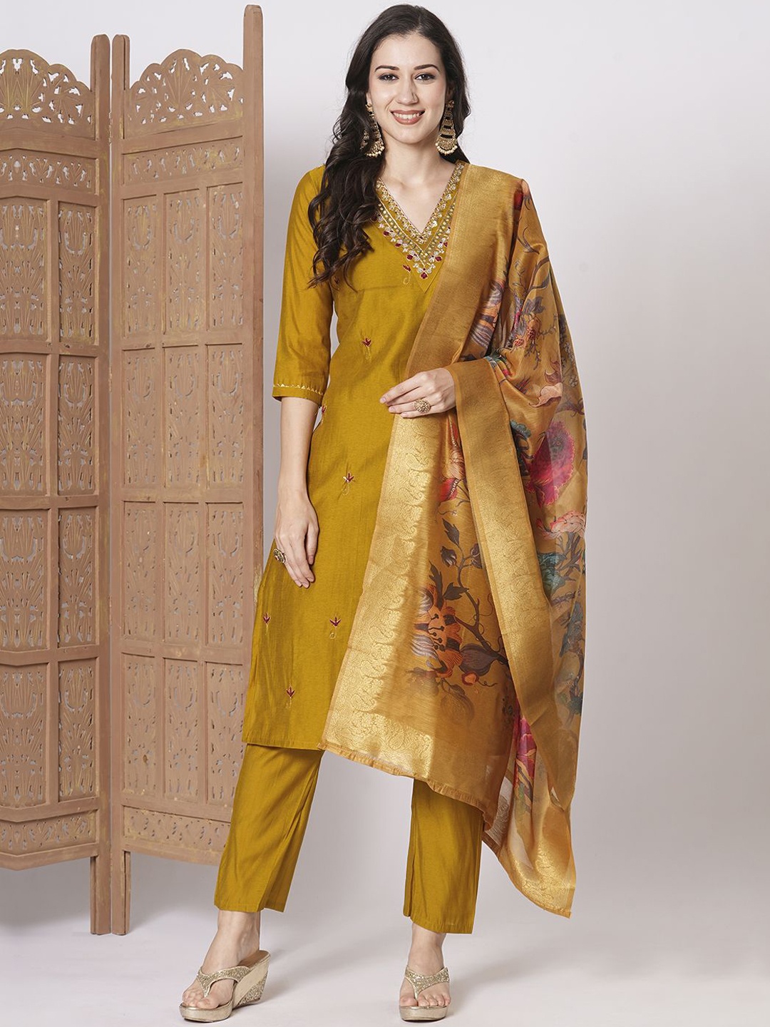 KAYOMMI Women Floral Embroidered Regular Thread Work Kurta & Trousers With Dupatta Set, Mustard
KAYOMMI Women Floral Embroidered Regular Thread Work Kurta & Trousers With Dupatta Set, Mustard