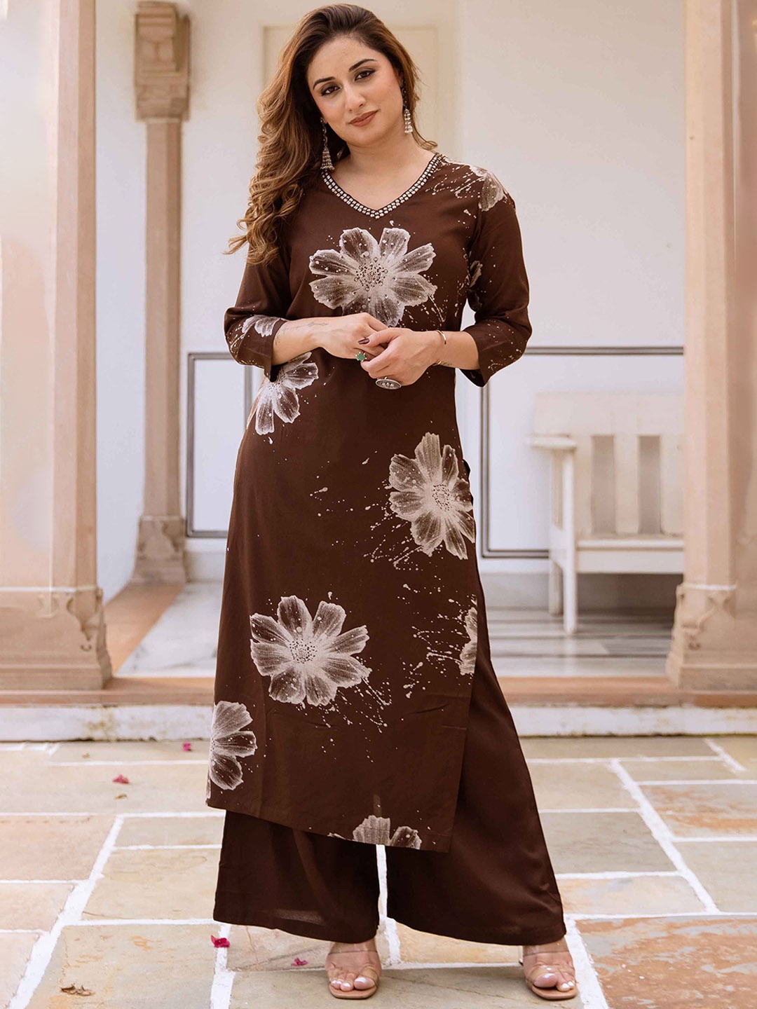 Nehamta Women Floral Printed Regular Beads and Stones Kurta with Palazzos, Coffee brown
Nehamta Women Floral Printed Regular Beads and Stones Kurta with Palazzos, Coffee brown