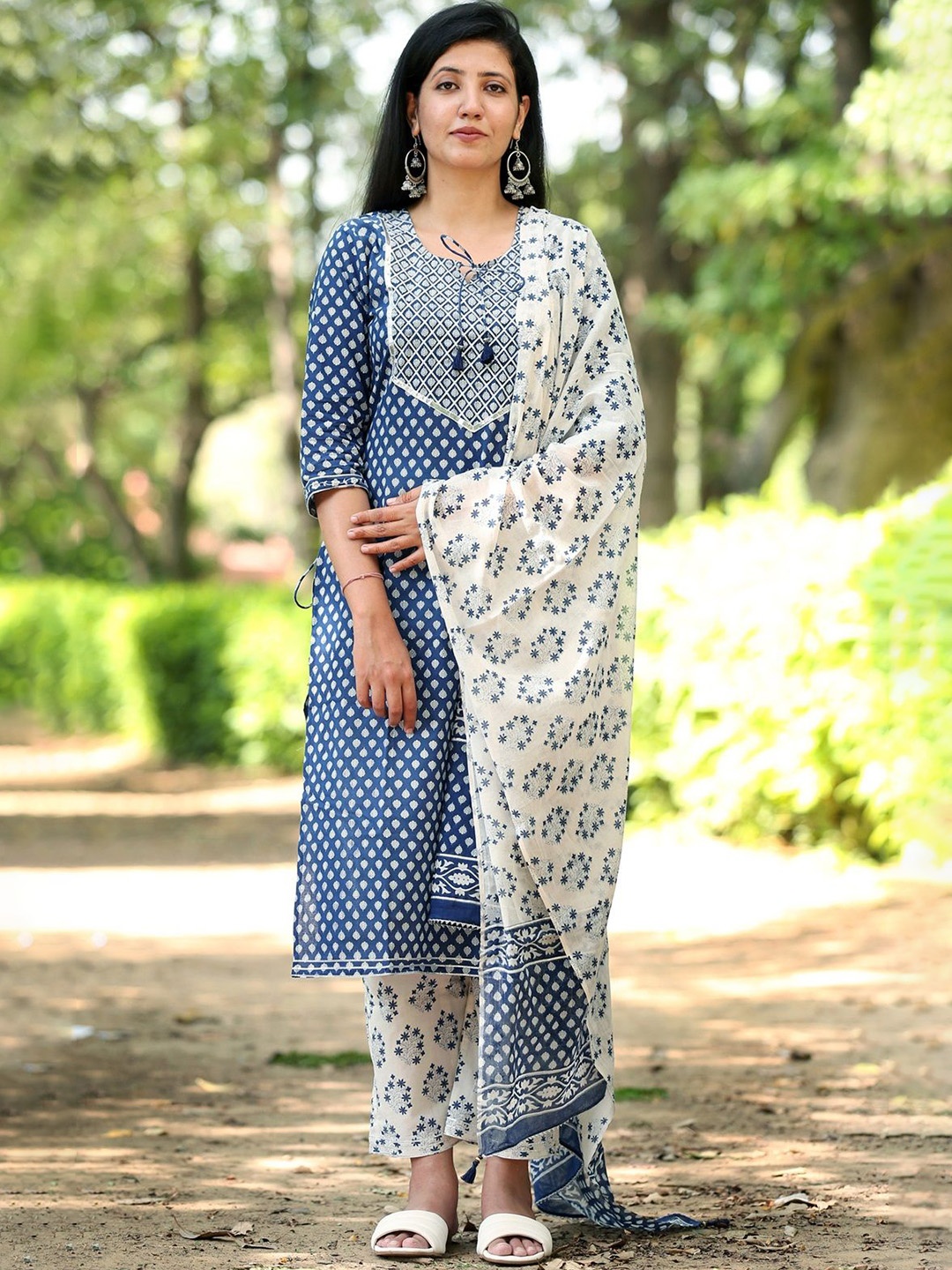 Dastkar Women suit set Floral Printed Regular Pure Cotton Kurta with Trousers & Dupatta, Blue
Dastkar Women suit set Floral Printed Regular Pure Cotton Kurta with Trousers & Dupatta, Blue