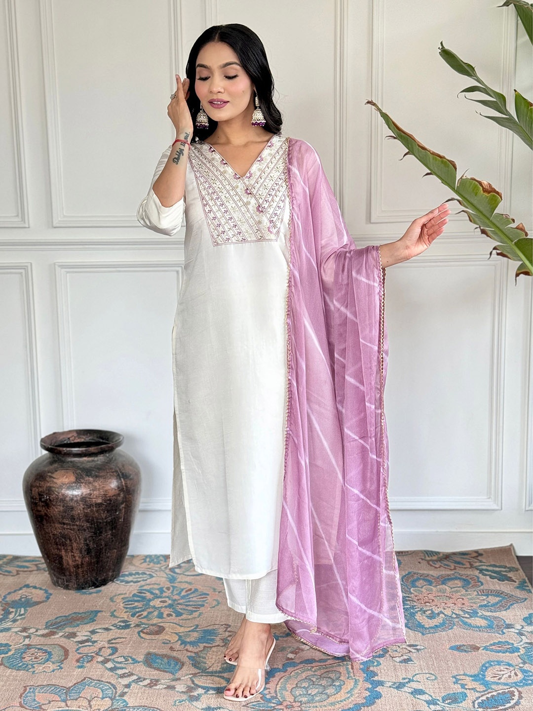 KALINI Women Floral Embroidered Regular Thread Work Kurta with Trousers & With Dupatta, White
KALINI Women Floral Embroidered Regular Thread Work Kurta with Trousers & With Dupatta, White