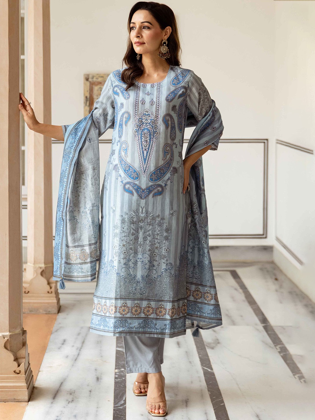 Nehamta Women Floral Printed Regular Beads and Stones Kurta With Trousers & Dupatta, Grey
Nehamta Women Floral Printed Regular Beads and Stones Kurta With Trousers & Dupatta, Grey
