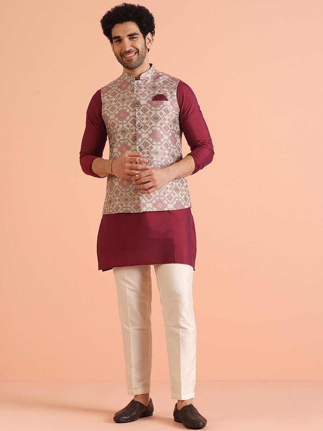 KISAH Geometric Printed Mandarin Collar Straight Kurta & Trousers With Nehru Jacket, Grey
KISAH Geometric Printed Mandarin Collar Straight Kurta & Trousers With Nehru Jacket, Grey