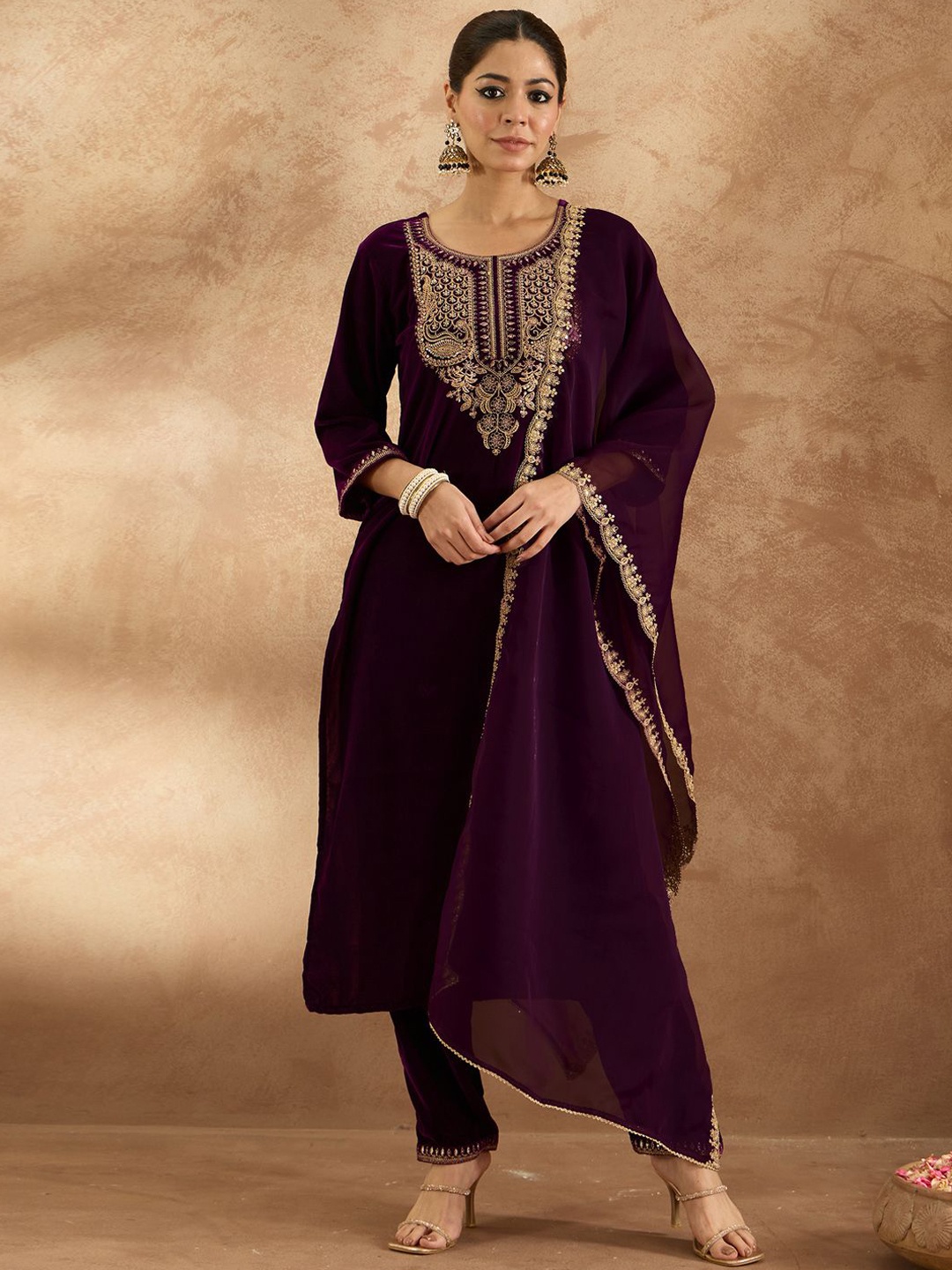 Indo Era Women Ethnic Motifs Embroidered Regular Velvet Kurta with Trousers & With Dupatta, Purple
Indo Era Women Ethnic Motifs Embroidered Regular Velvet Kurta with Trousers & With Dupatta, Purple