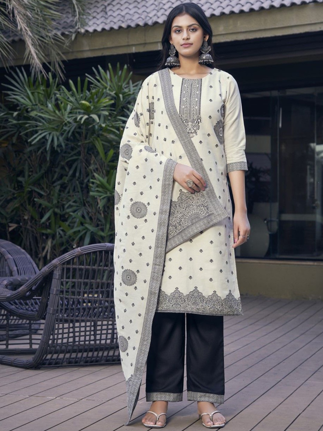 HOUSE OF MIRA Women Ethnic Motifs Embroidered Sequinned Kurta with Salwar & Dupatta, Black
HOUSE OF MIRA Women Ethnic Motifs Embroidered Sequinned Kurta with Salwar & Dupatta, Black