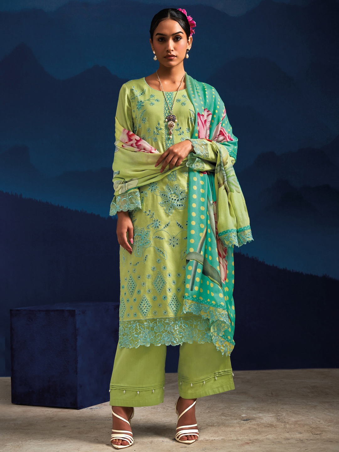 Indo Era Women Floral Embroidered Regular Thread Work Kurta with Trousers & With Dupatta, Green
Indo Era Women Floral Embroidered Regular Thread Work Kurta with Trousers & With Dupatta, Green
