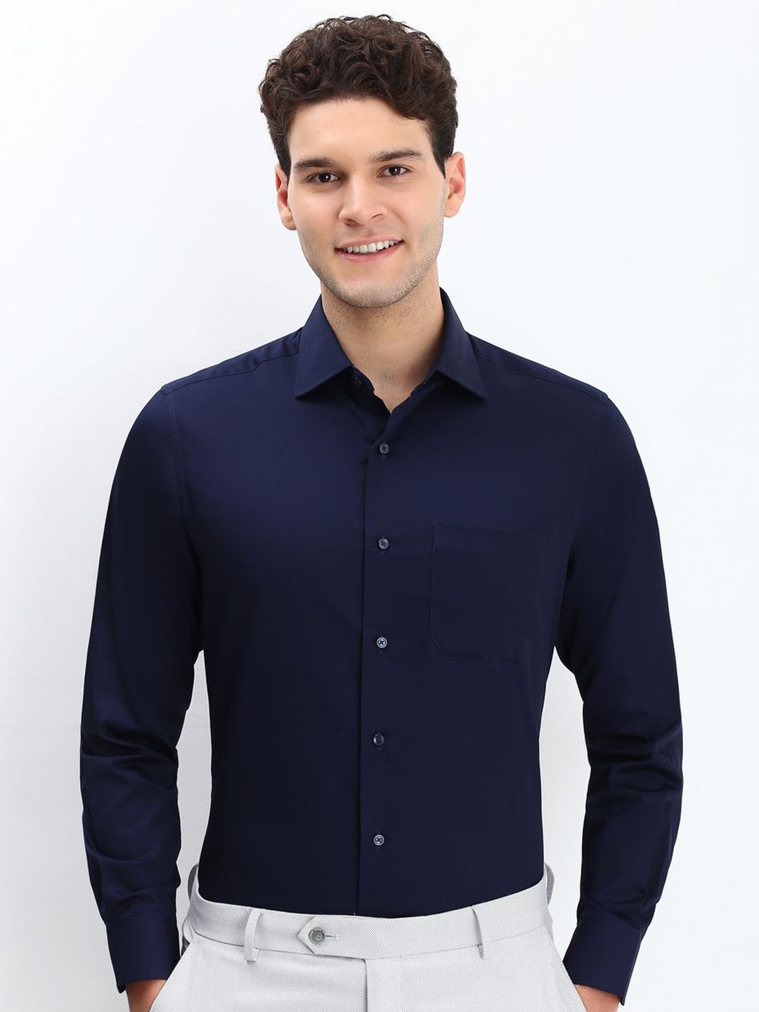 Allen Solly Sport Men Classic Fit Spread Collar Solid Pure Cotton Formal Shirt, Navy blue
Allen Solly Sport Men Classic Fit Spread Collar Solid Pure Cotton Formal Shirt, Navy blue