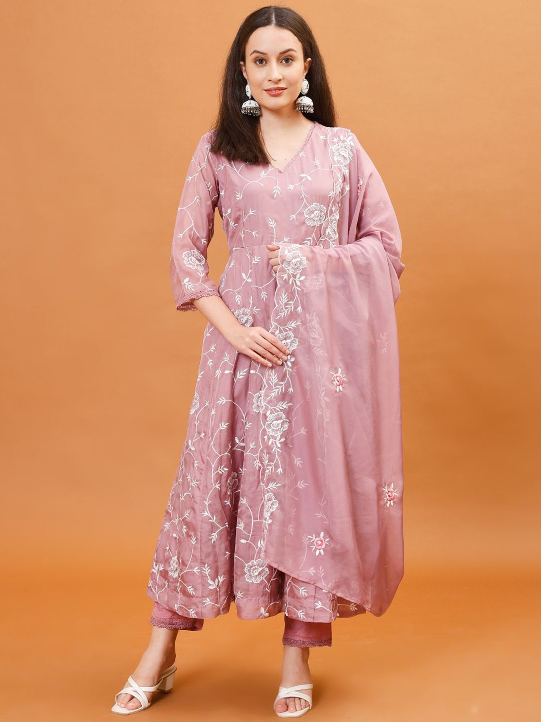 Meena Bazaar Floral Embroidered Regular Thread Work Organza Kurta & Trouser & Dupatta, Pink
Meena Bazaar Floral Embroidered Regular Thread Work Organza Kurta & Trouser & Dupatta, Pink
