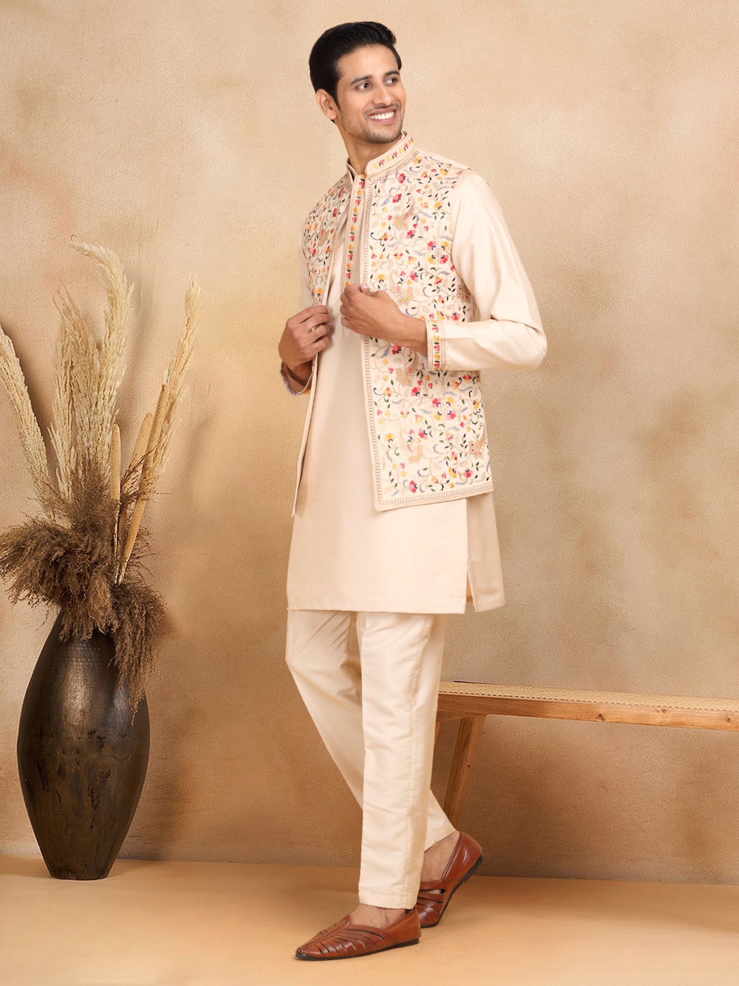 KRAFT INDIA LUXE Men Floral Embroidered Thread Work Kurta with Trousers With Nehru Jacket, Beige
KRAFT INDIA LUXE Men Floral Embroidered Thread Work Kurta with Trousers With Nehru Jacket, Beige