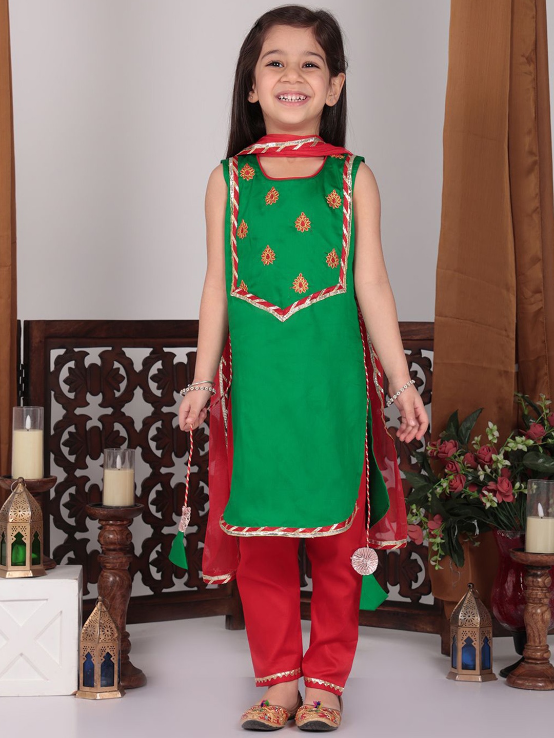Here&Now X Kinder Kids Girls Floral Embroidered Cotton Kurta with Trousers & With Dupatta, Green
Here&Now X Kinder Kids Girls Floral Embroidered Cotton Kurta with Trousers & With Dupatta, Green