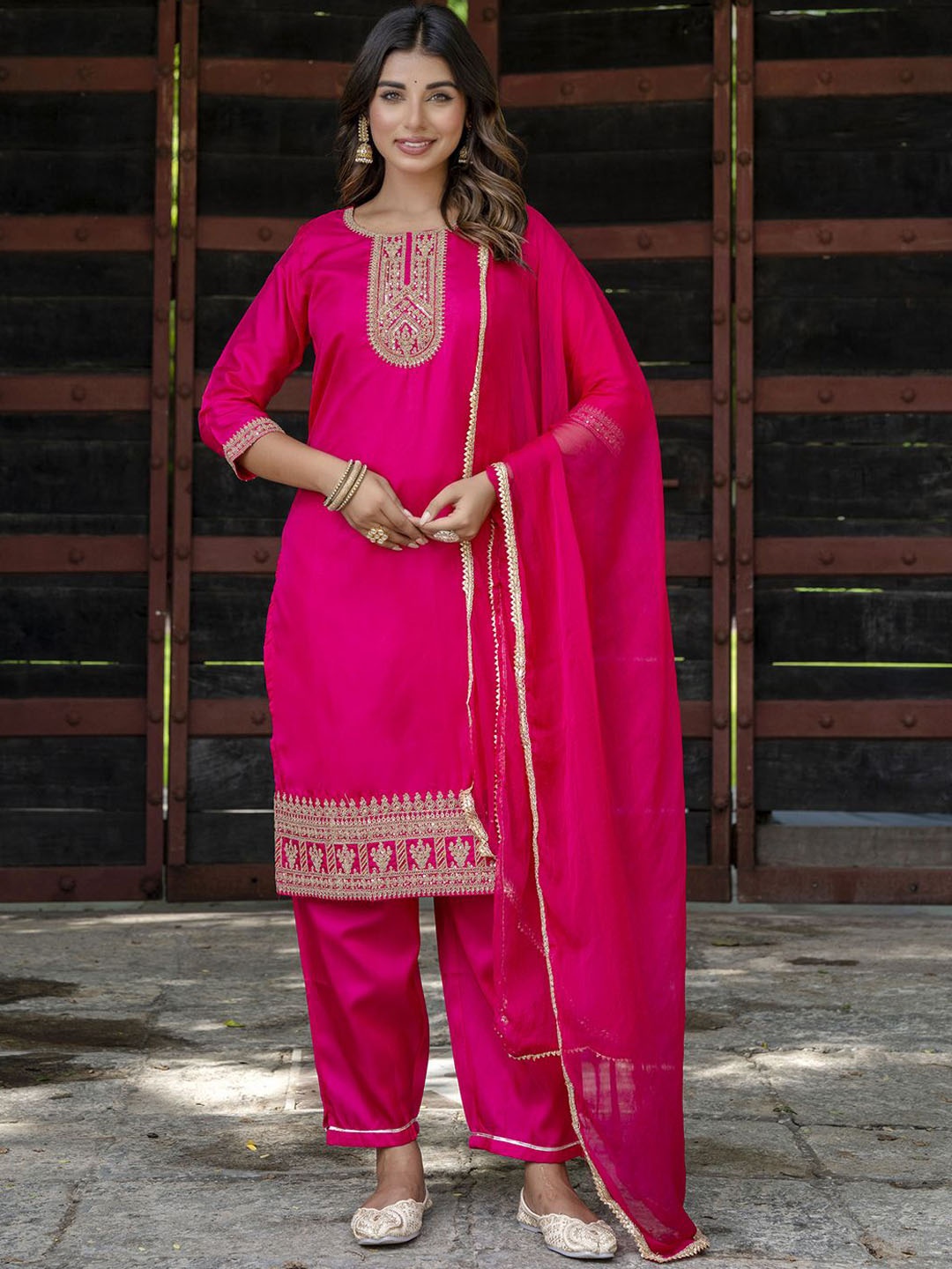 VredeVogel Floral Embroidered Round Neck Straight Kurta With Trouser With Dupatta, Pink
VredeVogel Floral Embroidered Round Neck Straight Kurta With Trouser With Dupatta, Pink