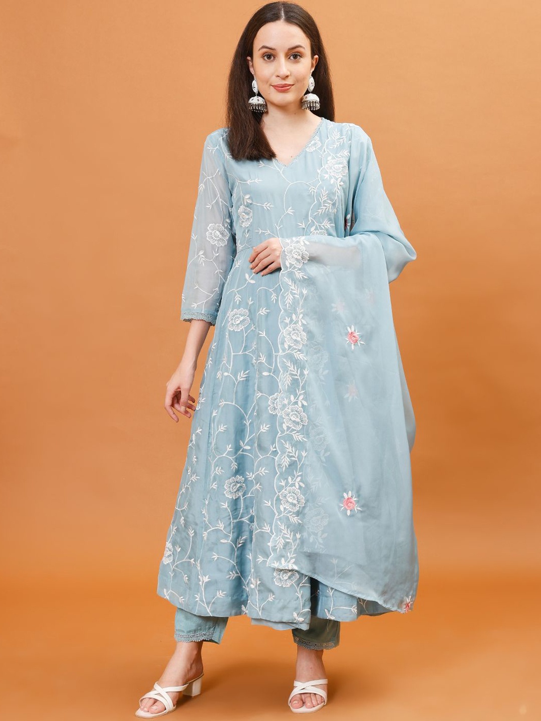 Meena Bazaar Floral Embroidered Regular Thread Work Organza Kurta With Trousers & Dupatta, Blue
Meena Bazaar Floral Embroidered Regular Thread Work Organza Kurta With Trousers & Dupatta, Blue