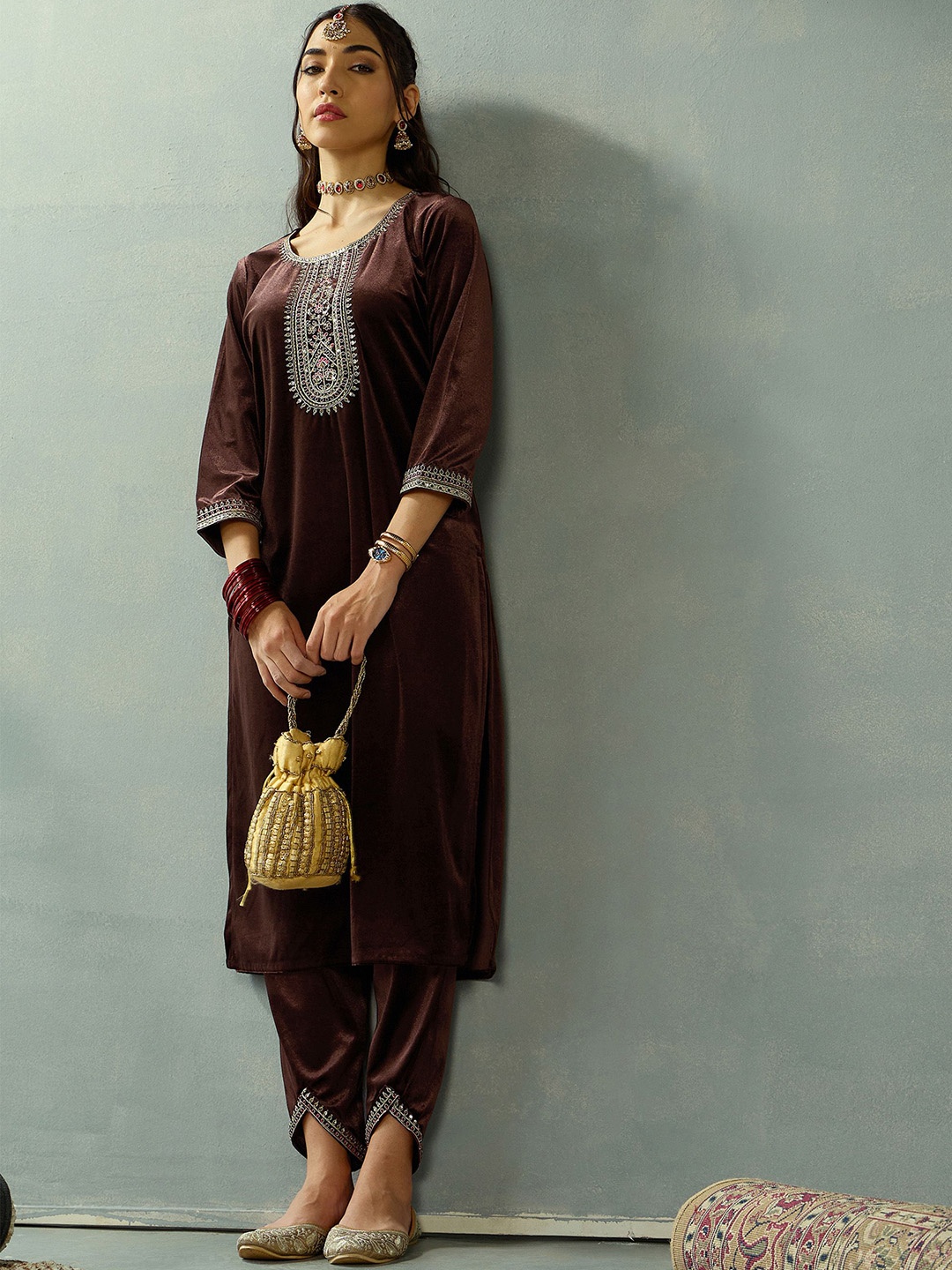 Shae by SASSAFRAS Women Ethnic Motifs Embroidered Sequinned Velvet Kurta with Trousers, Brown
Shae by SASSAFRAS Women Ethnic Motifs Embroidered Sequinned Velvet Kurta with Trousers, Brown